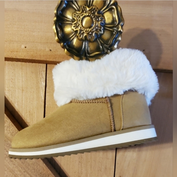 Childrens Brown Winter Boots, Size 12! - Picture 2 of 2